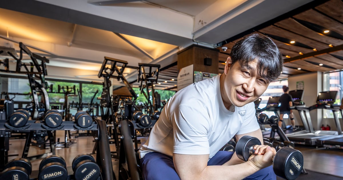 재벌 회장님들의 건강 관리 비법: 흔들리지 않는 몸과 마음이 곧 최고의 전략 자산! 💪💰 preview image